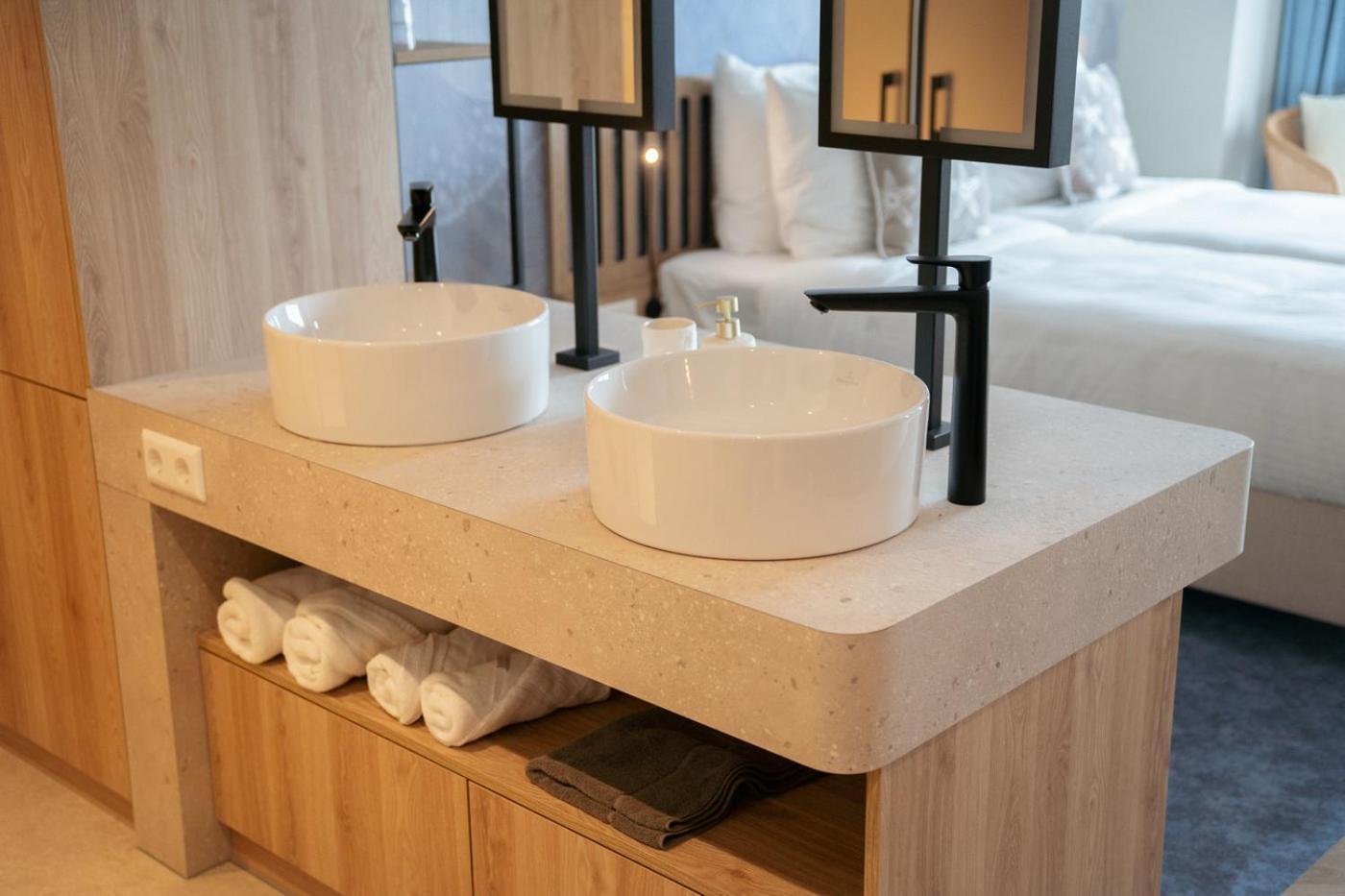Zweibettzimmer mit Meerblick, Balkon und Zugang zum Aufzug